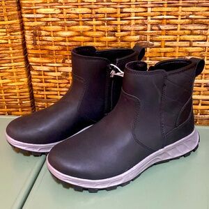 NWOB Khombu  Dusk All Weather Memory Foam Black, gray fur lined Boots 9 M